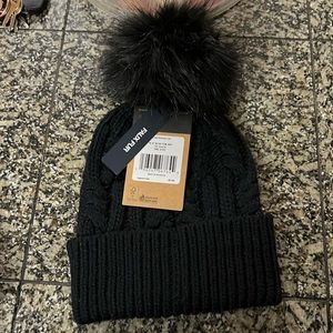 Black One size fits all “The North Face” beanie. Very soft. Thick and nice.